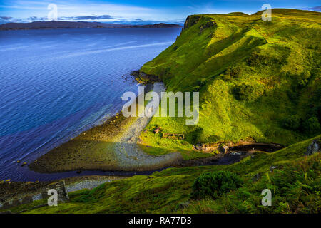 Spektakuläre Küstenlandschaft mit Tal und kleinen Fluss auf der Insel Skye in Schottland Stockfoto