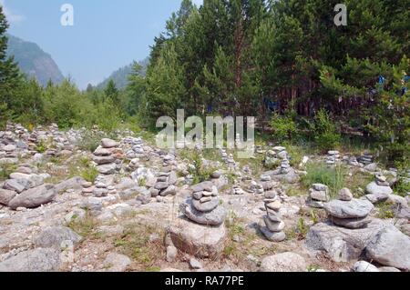 Steine für die Erfüllung der Wünsche, Stein, Garten, Arschan, Tunkinsky Bezirk, Republik Burjatien, Sibirien, Russische Föderation Stockfoto