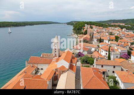 Blick vom Turm von St. Mary's Kathedrale in das historische Zentrum, die Altstadt von Rab, Rab, Primorje-Gorski Kotar County, Kroatien Stockfoto