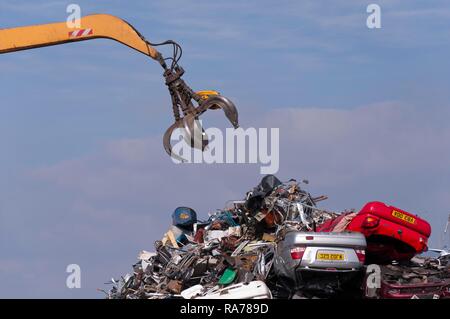 Autoschrott und Metall am Schrottplatz recycler Stockfoto