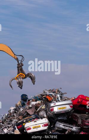 Autoschrott und Metall am Schrottplatz recycler Stockfoto