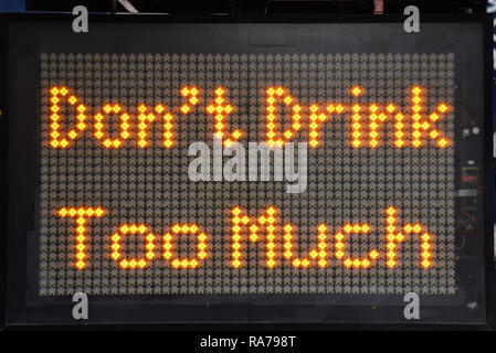 Trinken Sie nicht zu viel matrix Zeichen für Silvester Nachtschwärmer in London, UK. Warnmeldung Stockfoto