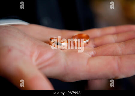 Nahaufnahme einer Hand, die eine Hochzeit Ringe einer Person. Stockfoto