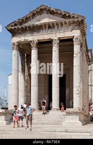 Tempel des Augustus, Marktplatz, Pula, Istrien, Kroatien Stockfoto