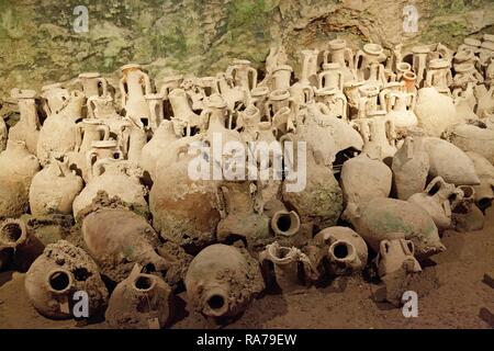 Alte Schiffe im Keller unter Pula Arena, Amphitheater, Pula, Istrien, Kroatien Stockfoto