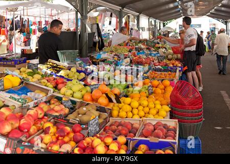 Obst auf dem Markt ausgeht, Marché Gambetta, Cannes, Cote d'Azur, Frankreich Stockfoto