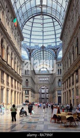 Die Galleria Umberto I, ein Einkaufszentrum in der Altstadt von Neapel, Kampanien, Italien, Europa Stockfoto