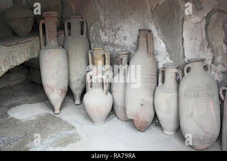 Amphoren in den Ruinen von Herculaneum, Kampanien, Italien, Europa Stockfoto