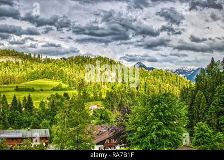 Dieses einzigartige Foto zeigt die Landschaft mit Wiesen und Wälder in Oberstdorf im Allgäu in Bayern Deutschland Stockfoto