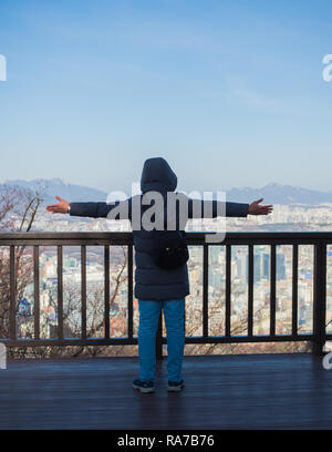 Ein Mann, der Blick auf die Stadt von Seoul von Namsan Tower Stockfoto