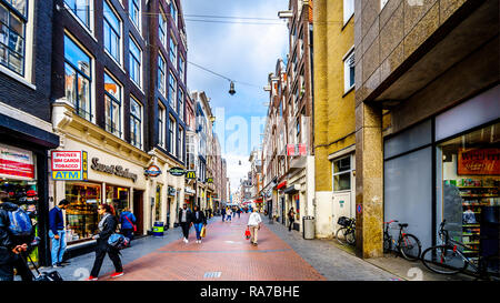 Der nieuwendijk, der berühmten Einkaufsstraße im Zentrum der alten Stadt Amsterdam in den Niederlanden Stockfoto