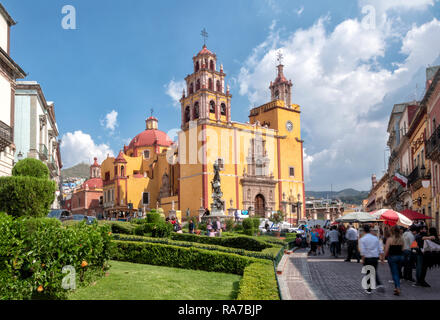 Viel los in der Innenstadt, in der Nähe der Muttergottes Guanajuato Guanajuato gelbe Kathedrale Basilica Stockfoto