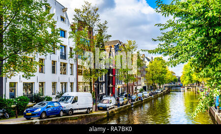 Historische Häuser mit Fensterläden entlang der Brouwersgracht Kanal zwischen der Singel und Herengracht Kanäle im Zentrum von Amsterdam in den Niederlanden Stockfoto