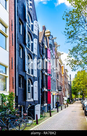 Historische Häuser mit Fensterläden entlang der Brouwersgracht Kanal zwischen der Singel und Herengracht Kanäle im Zentrum von Amsterdam in den Niederlanden Stockfoto