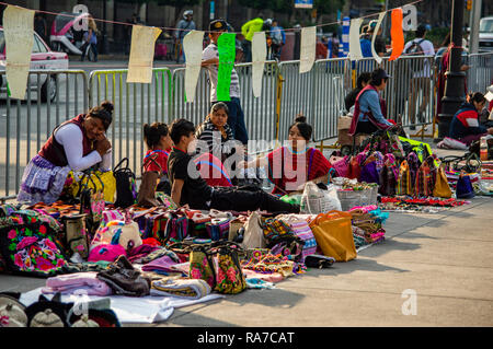 Menschen mit Souvenirs im Zocalo in Mexico City, Mexiko Stockfoto