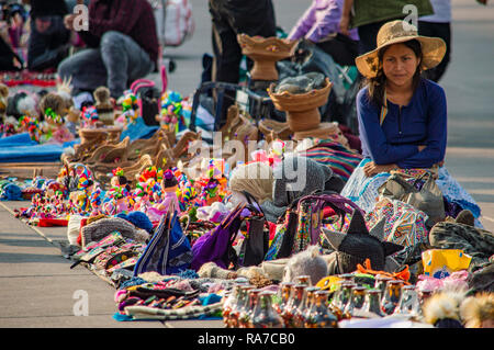 Eine Frau mit Souvenirs im Zocalo in Mexico City, Mexiko Stockfoto