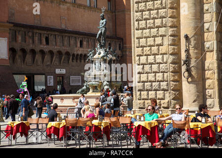Outdoor Cafe in Richtung Fontana del Nettuno in Bologna suchen. Stockfoto