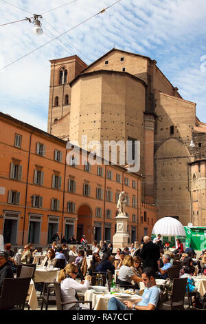 Café im Freien in einer Piazza in Bologna, Italien. Stockfoto