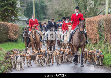 Jäger und Jagdhunde Reiten Stockfoto