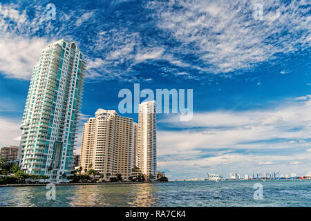 Miami skuline. Wolkenkratzer auf blauem Meer an bewölkten Himmel Hintergrund in Miami, USA. Perspektive, Zukunft Konzept. Sommer Urlaub und Reisen Stockfoto