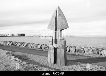 Reykjavik, Island - 12. Oktober 2017: Anker Denkmal am Meer. Die Strandpromenade mit Sea Anchor Denkmal. Urlaub am Meer. In der Natur verankert. Stockfoto