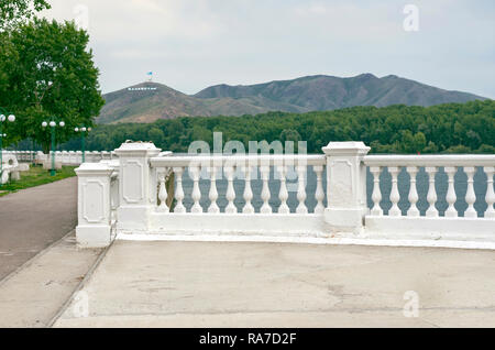 (Oskemen Ust-Kamenogorsk in Kasachstan), Kasachstan - Juli 10, 2017. Irtysch River Embankment, Ablaketka Berg mit Kasachstan große Buchstaben, Nationa Stockfoto