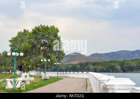 (Oskemen Ust-Kamenogorsk in Kasachstan), Kasachstan - Juli 10, 2017. Irtysch River Embankment, Ablaketka Berg mit Kasachstan große Buchstaben, Nationa Stockfoto