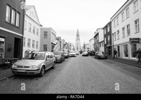 Reykjavik, Island - 12. Oktober 2017: Kirche Hallgrimskirkja Blick auf Reisen Straße. Hallgrimskirkja Architektur. Lutherische Kirche. Reiseführer. Die Verbindung von Menschen zu Jesus und untereinander. Stockfoto