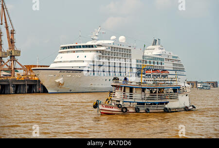 Santarem, Brasilien - Dezember 02, 2015: Schiff schwimmt auf Meer und Seven Seas Navigator Kreuzfahrtschiff Dock auf grauem Himmel Hintergrund. Luxus lifestyle Konzept. Tourismus und Reisen Stockfoto