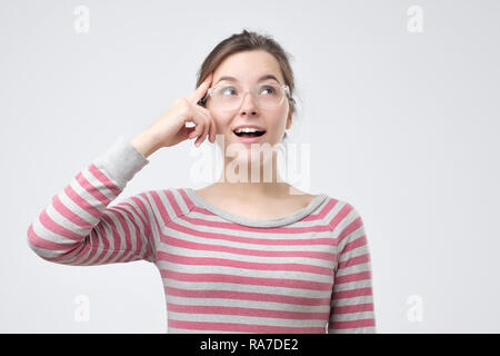 Porträt einer wunderschönen jungen Frau Brille denken Stockfoto
