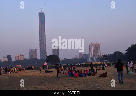 Landschaft, Maidan, gegenüber, Eingang Nord Tor, Victoria Memorial, Menschen, Urlaub, Mit der Familie, Unter spät nach 12.00 Uhr Winter, Sonne Licht, in Decemb Stockfoto