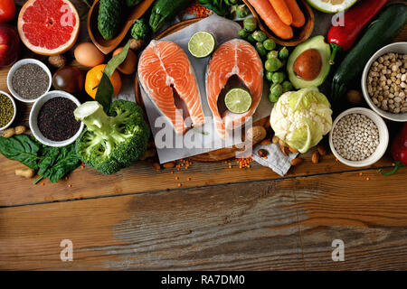 Gesund Set Lebensmittel (Getreide, Samen, Fisch, Gemüse und Früchte) auf Holz- Hintergrund mit Kopie Raum Ansicht von oben. Gesunde Ernährung Konzept Stockfoto