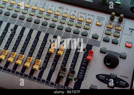 Audio Sound Mixer console. Sound Mixing Desk. Musik mixer Control Panel im Aufnahmestudio. Audio Mixing Konsole mit Fader und Regler. Soun Stockfoto