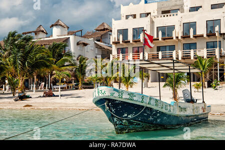 Costa Maya, Mexiko - 01. Februar 2016: Schiff mit Flagge am tropischen Strand am Meer oder Ozean Wasser, weißer Sand, grüne Palmen, Tourist Resort an einem sonnigen Tag. Sommer Urlaub, Konzept reisen Stockfoto