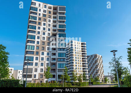 Modernes, mehrstöckiges Wohngebäude in München gesehen, Deutschland Stockfoto