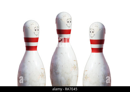 Bowling Kegel mit weissen und roten Streifen vor weissem Hintergrund Stockfoto