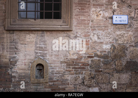 Palazzo Pretorio in Schloss Straße mit dem mittelalterlichen Turm im ältesten Teil der Stadt Colle Val d'Elsa, Siena, Toskana Stockfoto