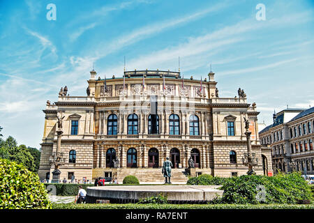 Prag, Tschechische Republik - 03. Juni 2017: Haus der Kunst, Galerie und dem Konzertsaal in Prag, Tschechische Republik an sonnigen Sommertag an und blauer Himmel. Kultur, Architektur, Attraktion, Reisen, Fernweh, Urlaub Konzept. Stockfoto