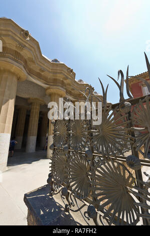 Grünen design Edelstahl Geländer, die zu der großen Säulenhalle Zimmer mit Säulen von Antoni Gaudi, der Park Güell, Barcelona, Spanien konzipiert Stockfoto