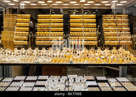 Istanbul Turkiye-1 Ogan 2019; Goldene Zubehör im Anzeigefenster ein Schmuckladen. Türkisch gold shop Istanbul. Stockfoto