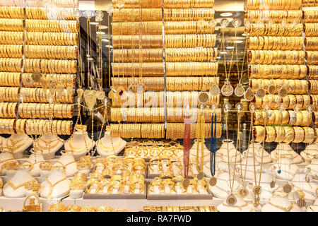 Istanbul Turkiye-1 Ogan 2019; Goldene Zubehör im Anzeigefenster ein Schmuckladen. Türkisch gold shop Istanbul. Stockfoto