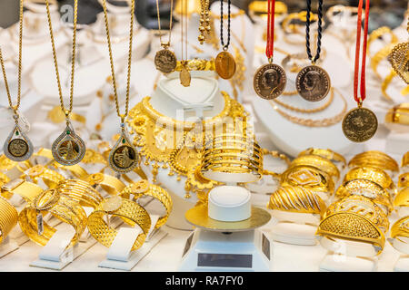 Istanbul Turkiye-1 Ogan 2019; Goldene Zubehör im Anzeigefenster ein Schmuckladen. Türkisch gold shop Istanbul. Stockfoto