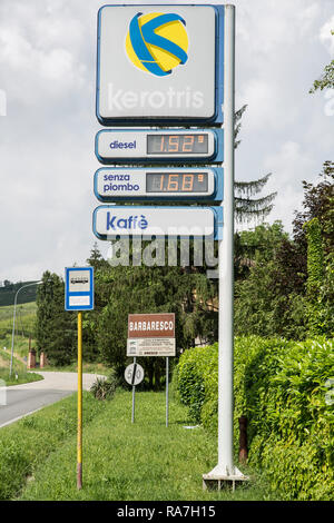 Eine Kerotris Tankstelle Schild an der Seite der Straße in der Nähe von Barbaresco in Norditalien Stockfoto