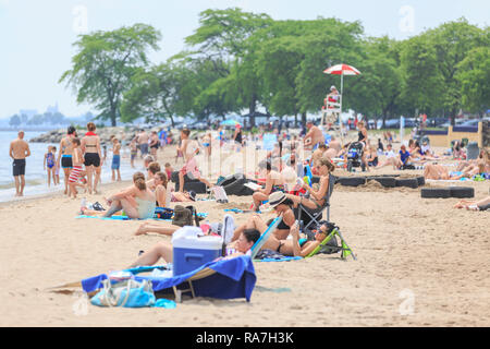 Massen von Menschen füllen Sie einen Strand an einem heißen Sommertag Stockfoto