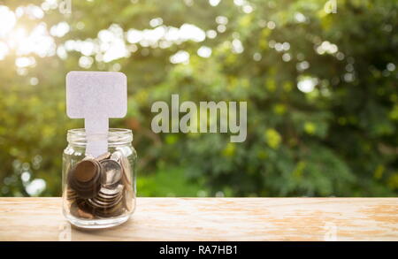 Geld und weißes Papier im Glas, Business Finance und sparen bis wachsende Konzept. Stockfoto