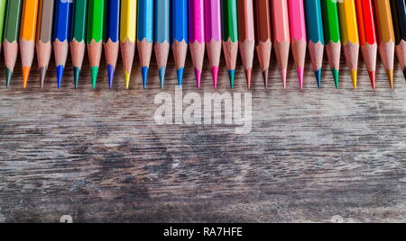 Buntstifte auf Holztisch, und Platz für Text oder Bild Stockfoto