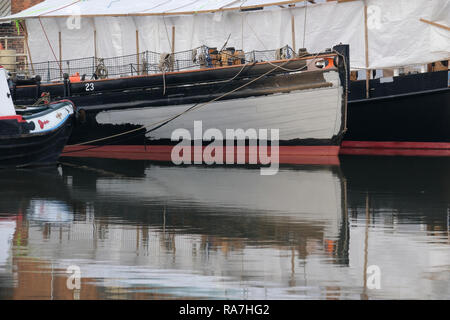 Boote im Becken von Gloucester Docks Stockfoto