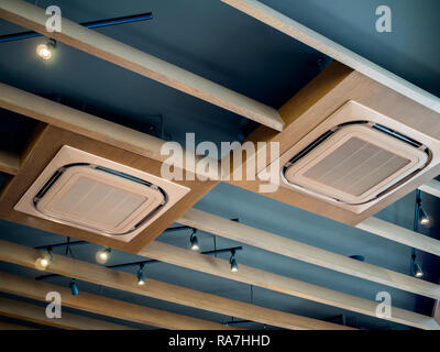 Moderne braune Decke montiert Kassette Typ Klimaanlage mit LED-Anschluss  Licht auf modernes Design Decke Stockfotografie - Alamy