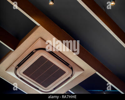 Moderne braune Decke montiert Kassette Typ Klimaanlage mit LED-Anschluss Licht auf modernes Design Decke. Stockfoto