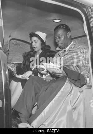 Nat King Cole. 17. März 1919 - 15. Februar 1965. Amerikanischer Jazzpianist und Sänger. Hier bei einem Besuch in Stockholm Schweden 1954 bei einem Auftritt. Zusammen mit seiner Frau Maria Cole ist er in der schwedischen Hauptstadt zu sehen. Foto Kristoffersson. Stockfoto